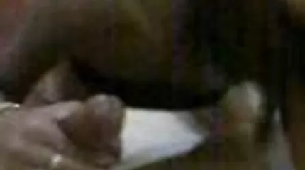 ผู้ชายที่กระตือรือร้น ภาพ วีดีโอ โป๊ fucks สาวใช้ที่หลงใหล