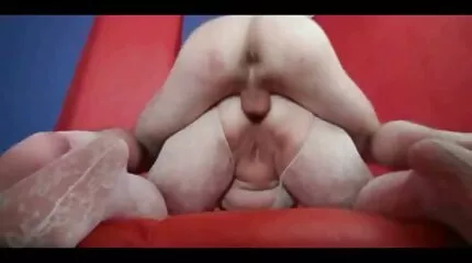 ความงามในชุดชั้นในสีแดงนั่งอยู่บนชนจากด้านบน คลิป vdo โป้