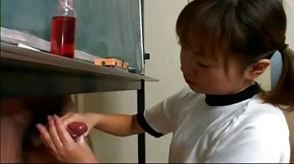 หยิบดิ๊กขนาดใหญ่ออกมาแล้วเย็ดสาวในถุงน่อง วีดีโอ โป๊ ฟรี