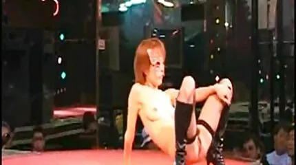 ชายหัวโล้น fucks Milf วีดีโอ หนัง โป้ ฝรั่ง ในช่องหวาน