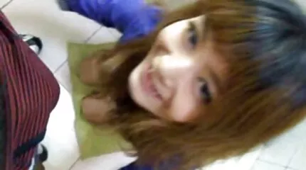 นอนลงบนเตียงและวางแฟนสาวไว้บนกระเจี๊ยว ดู วีดีโอ โป๊