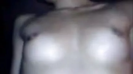 ผู้หญิงที่หิวโหยได้รับ dildo ขนาดใหญ่ในหีของเธอ วีดีโอ โป้ ฟรี