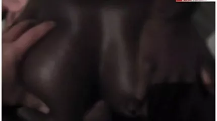 หมุนสะโพกใหญ่ของเธอและลูบไล้หีของเธอ วี ดี โป้